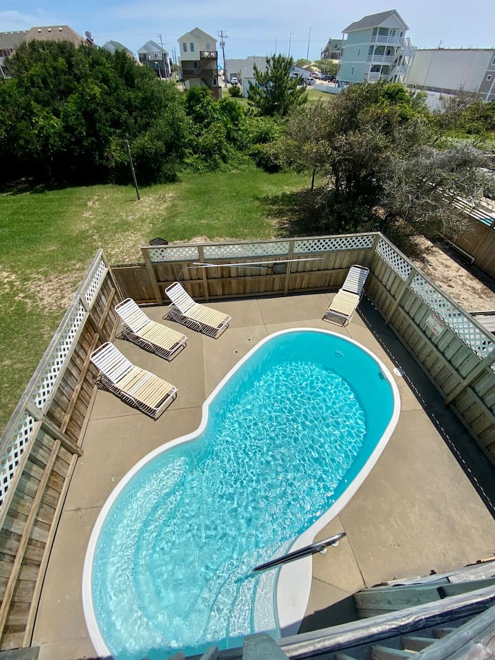 View of the pool from 2nd floor deck.