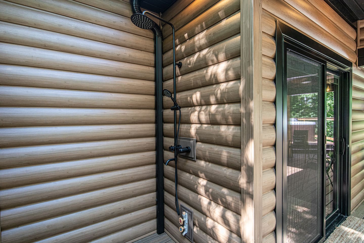 The treehouse deck offers a luxurious outdoor experience with an elevated hot tub & XL hammock seamlessly built into the deck floor. Additionally, you can enjoy the refreshing outdoor shower May 15- October 15. The hot tub is available 365 days 24/7.