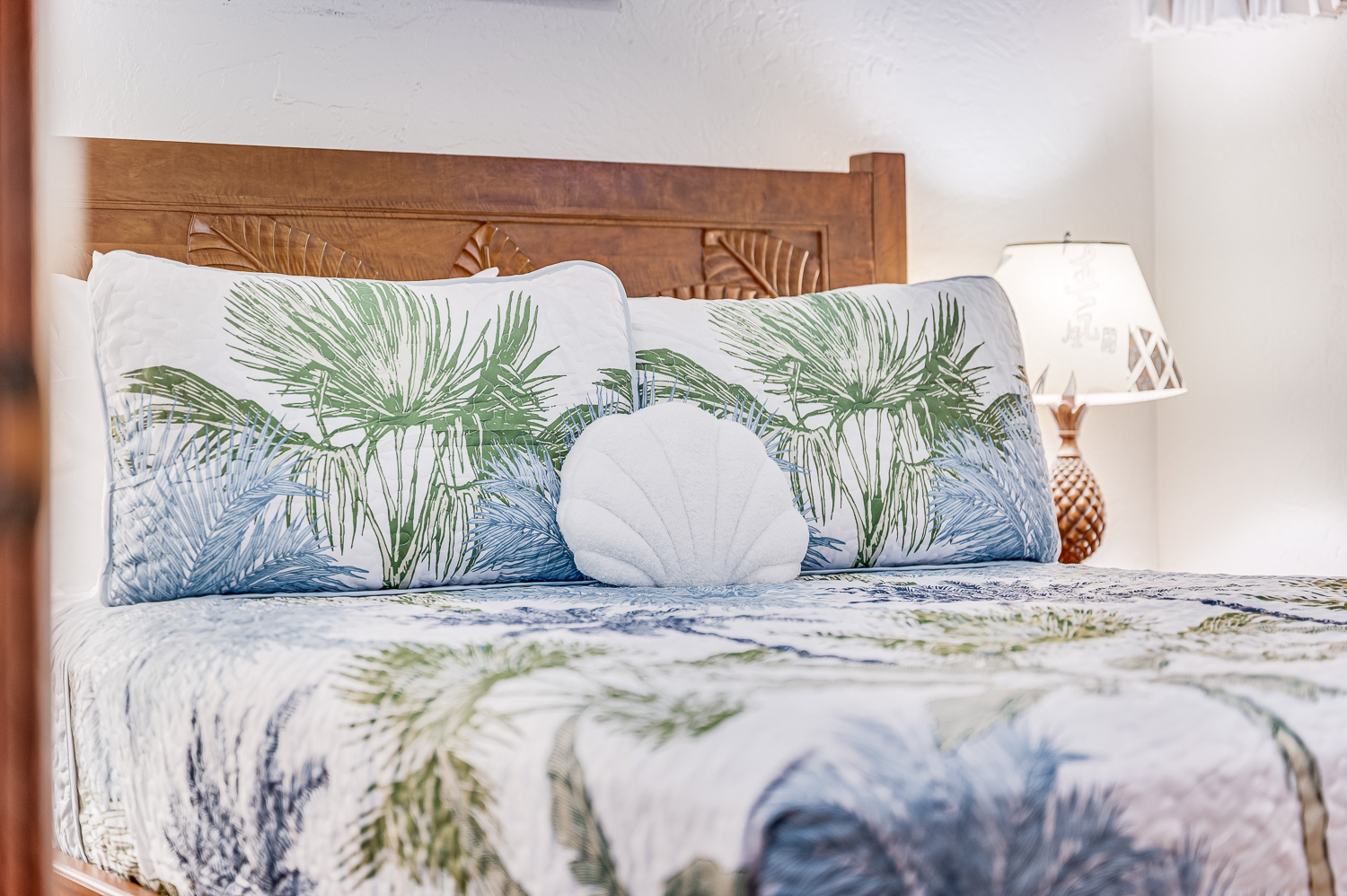Second downstairs bedroom: Queen bed elegance with a tropical touch