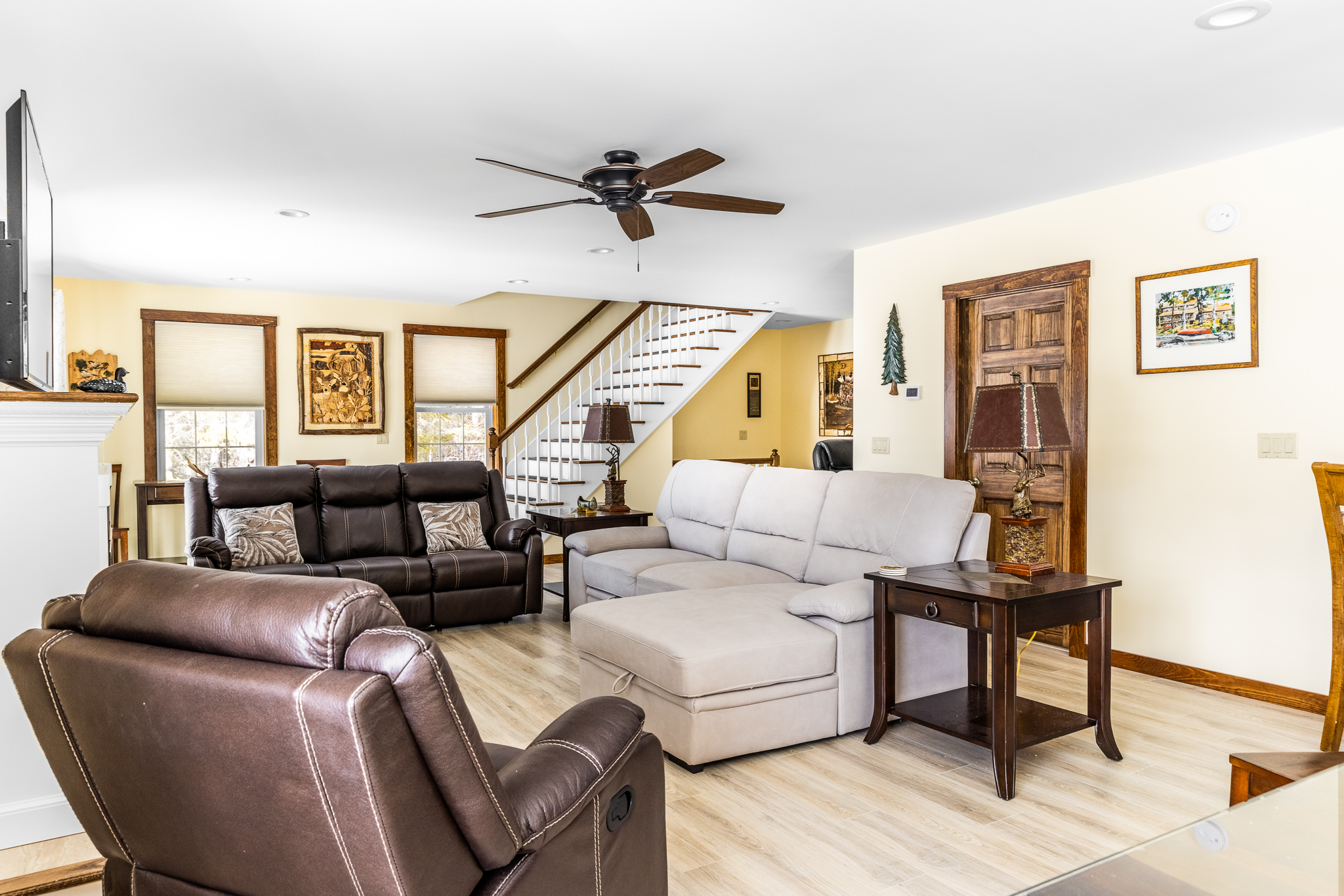Confortable living room with gas fire place and Roku TV.