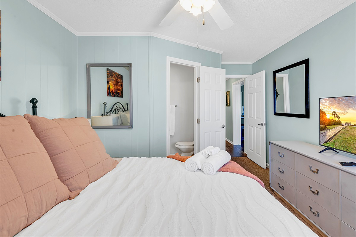 Primary Bedroom – Queen bed, smart TV and private en-suite bath