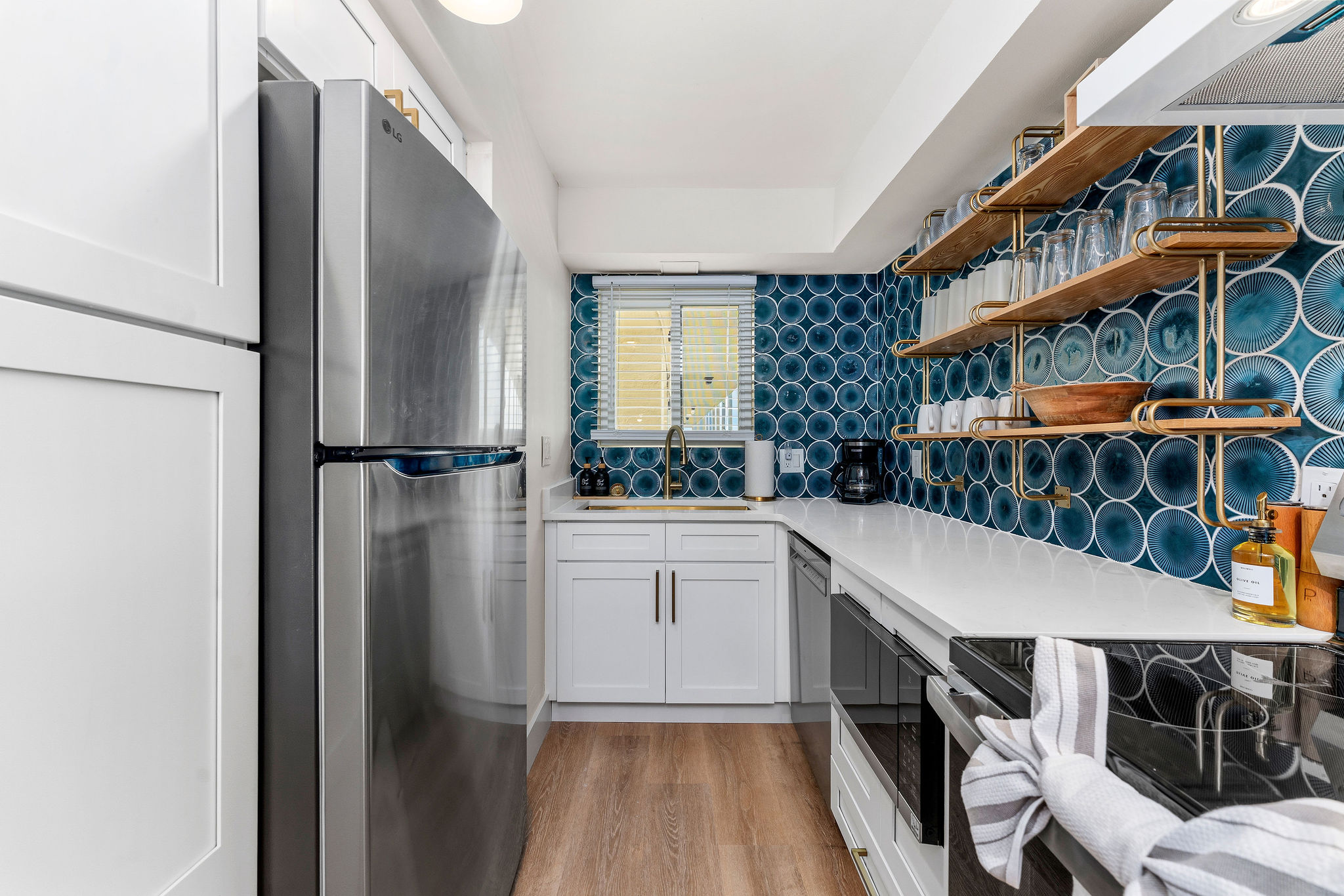 Full-size stainless steel appliances and ample counter space give you everything you need to make a quick breakfast or easily store your restaurant leftovers.
