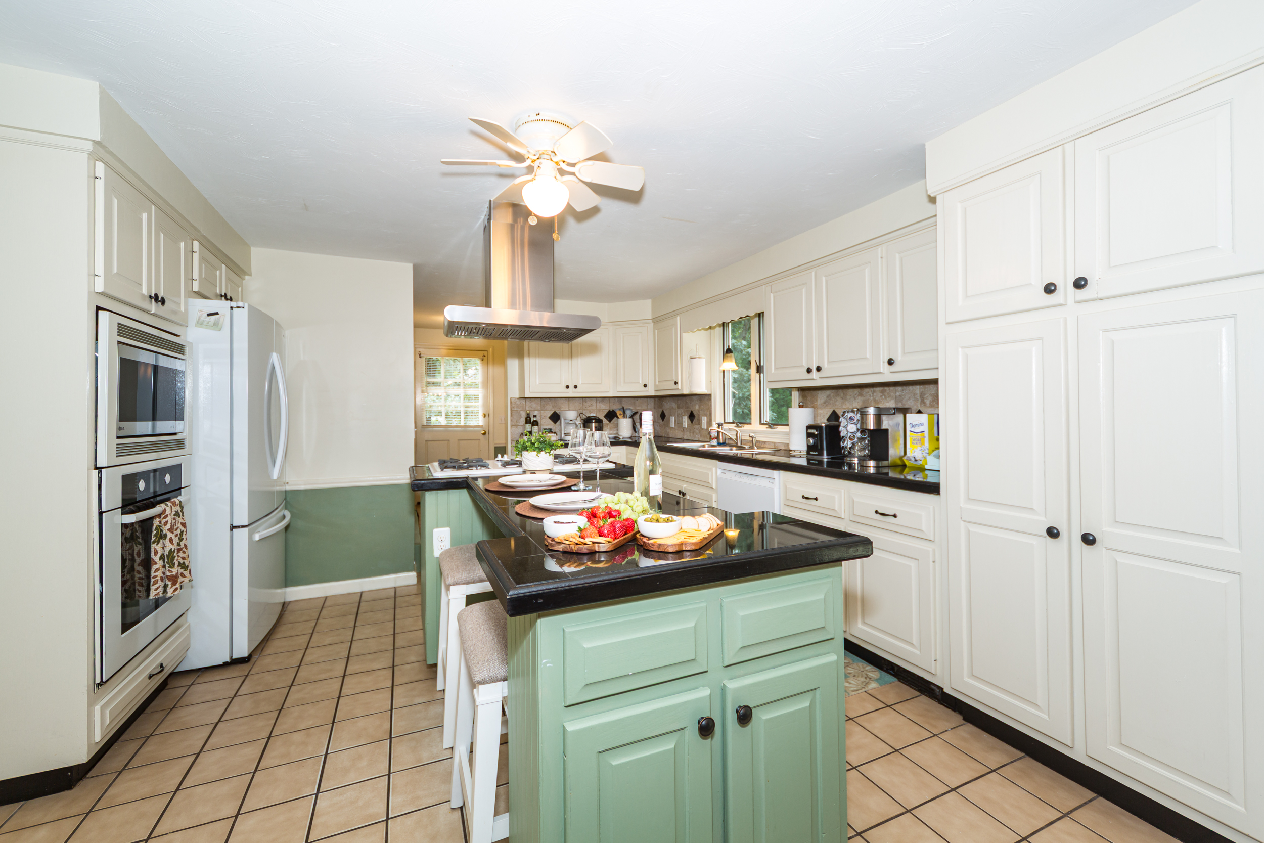 Fully equipped kitchen with everything you need for your stay.