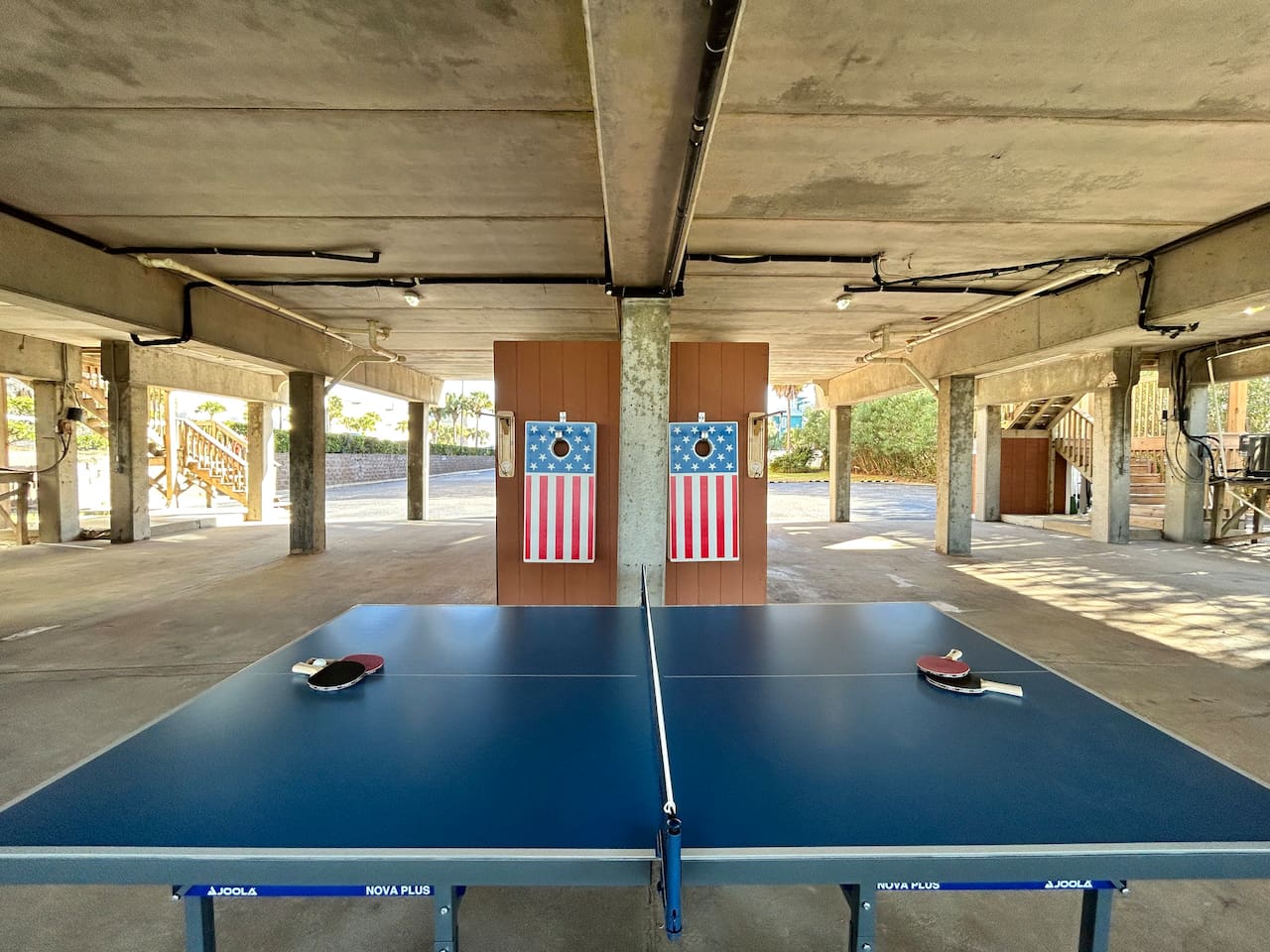 Patriotic fun: Outdoor ping pong with unique American-themed target decor.