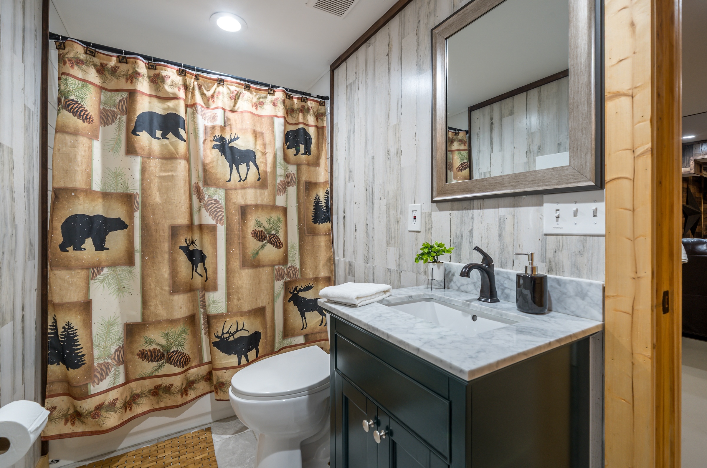 Full bathroom with top/shower combo, complimentary shampoo, conditioner, shower gel and handsoap. 