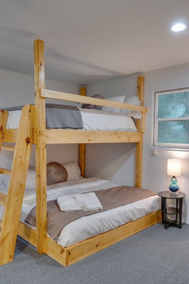 Bunk Room (Left side with 1 King and 1 Queen)