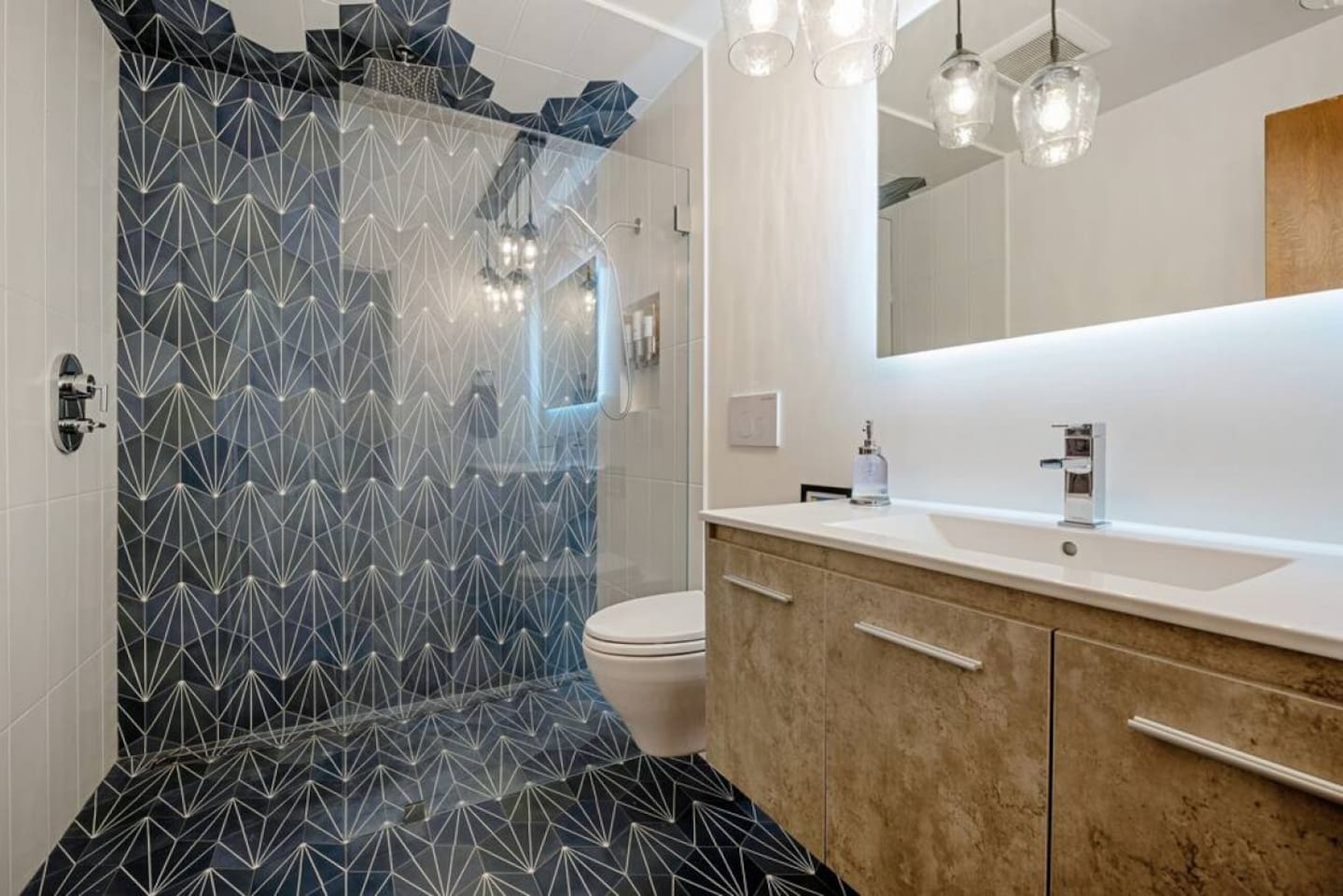 Full bathroom on the bedroom hallway.