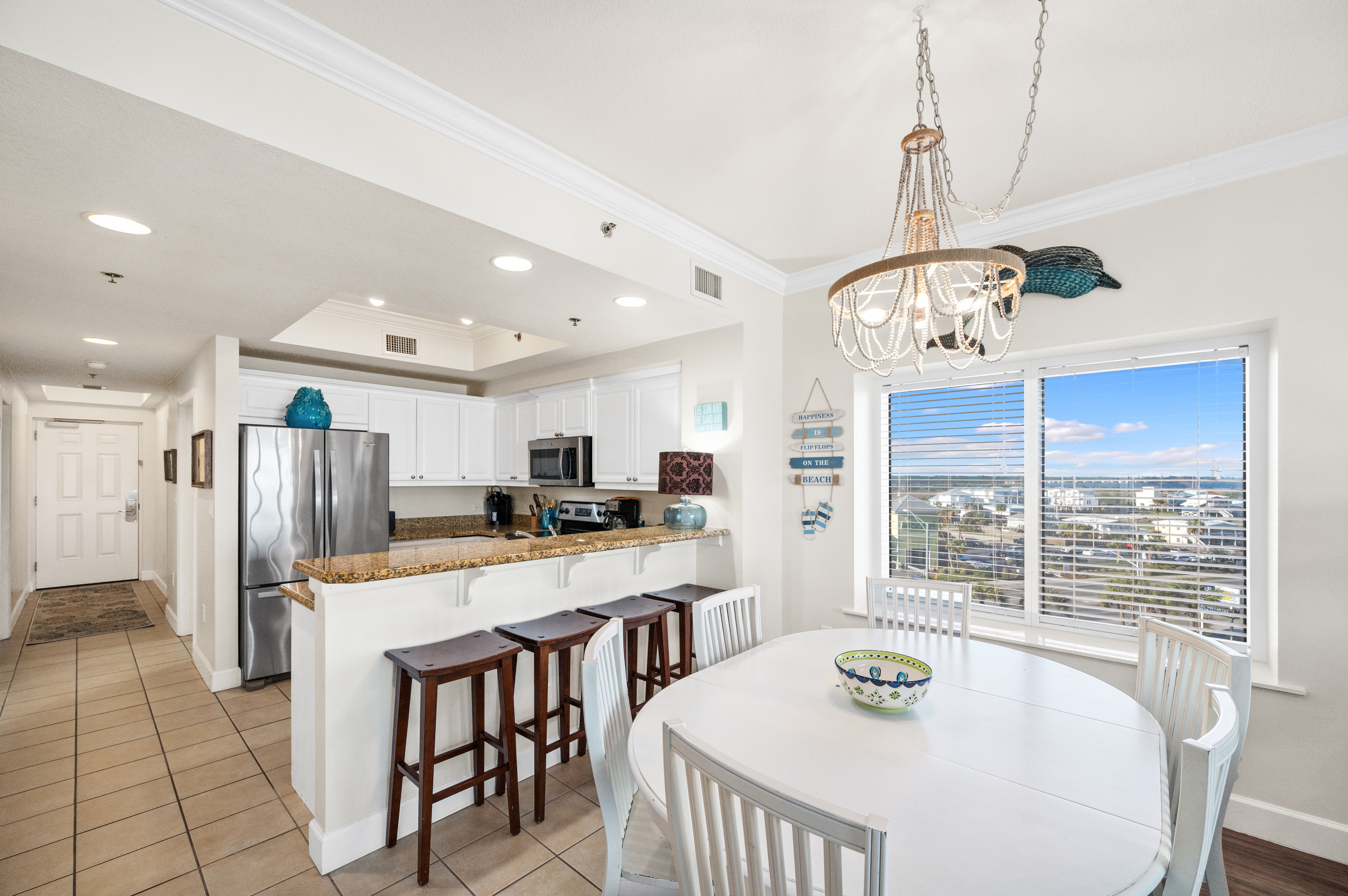 Enjoy your meal while watching the waves