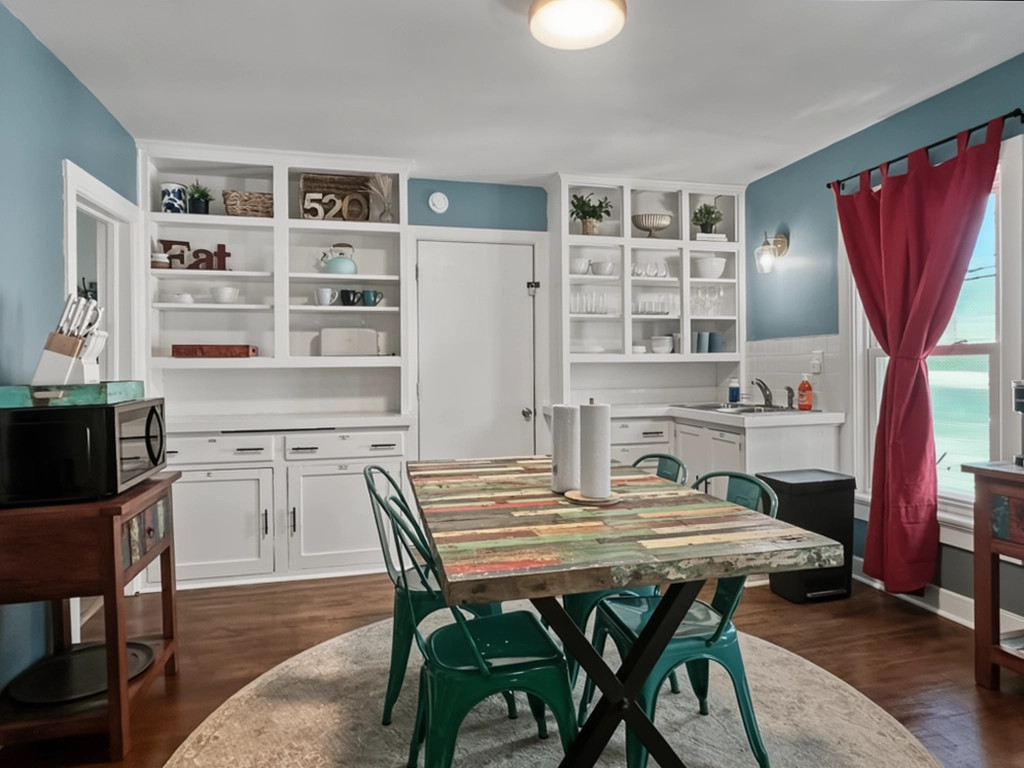Open shelving contribute to the airy feel