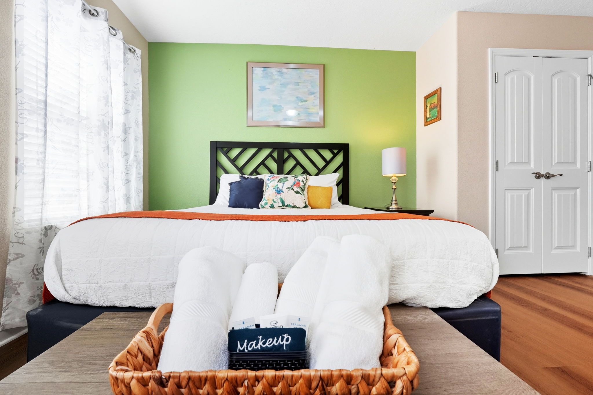Polynesian inspired room. Queen bed- shared full bathroom. Tropical warmth and island serenity- a peaceful retreat.