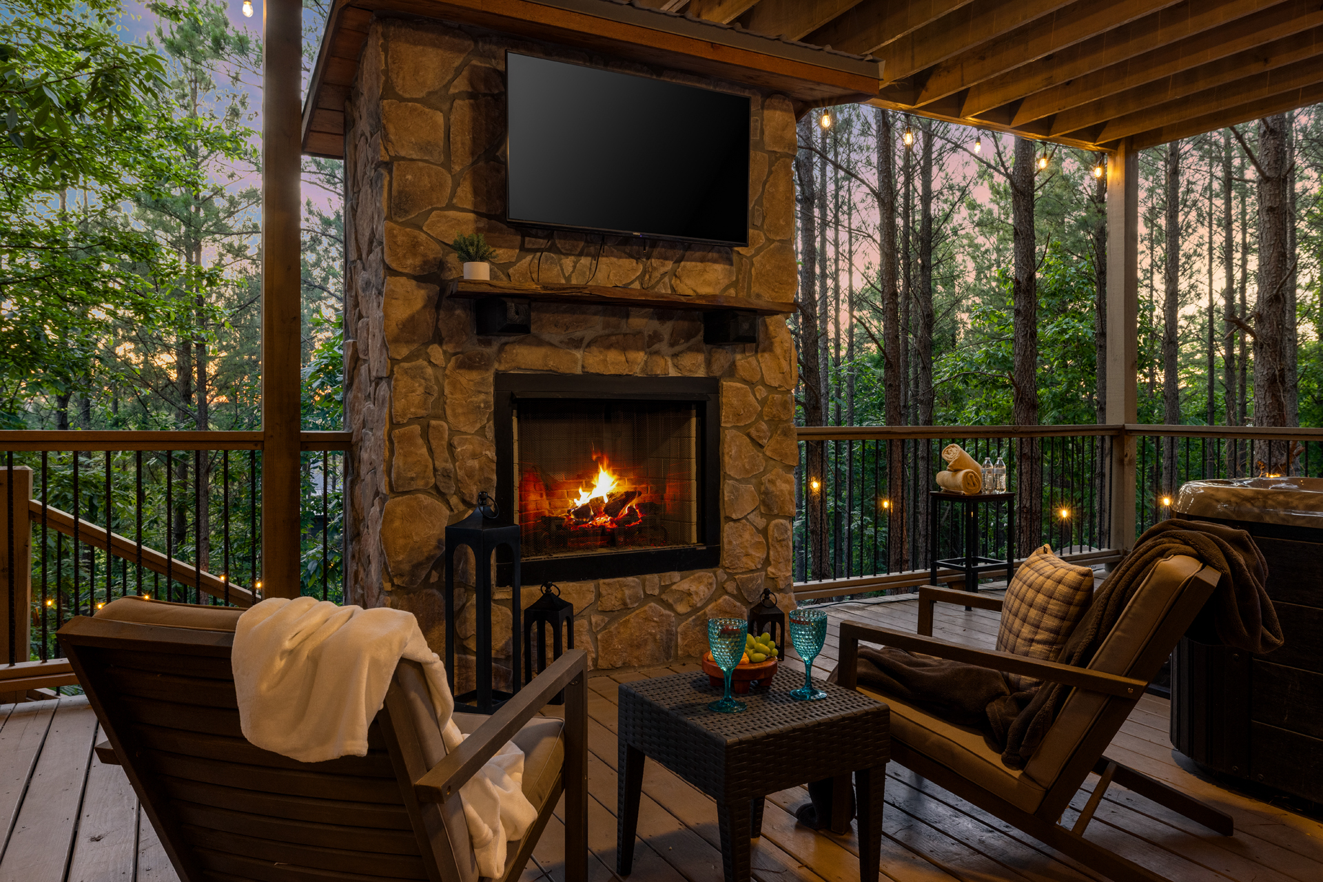 A cozy fire-lit patio space with TV, designed for comfortable nights and shared moments outdoors. 🌿