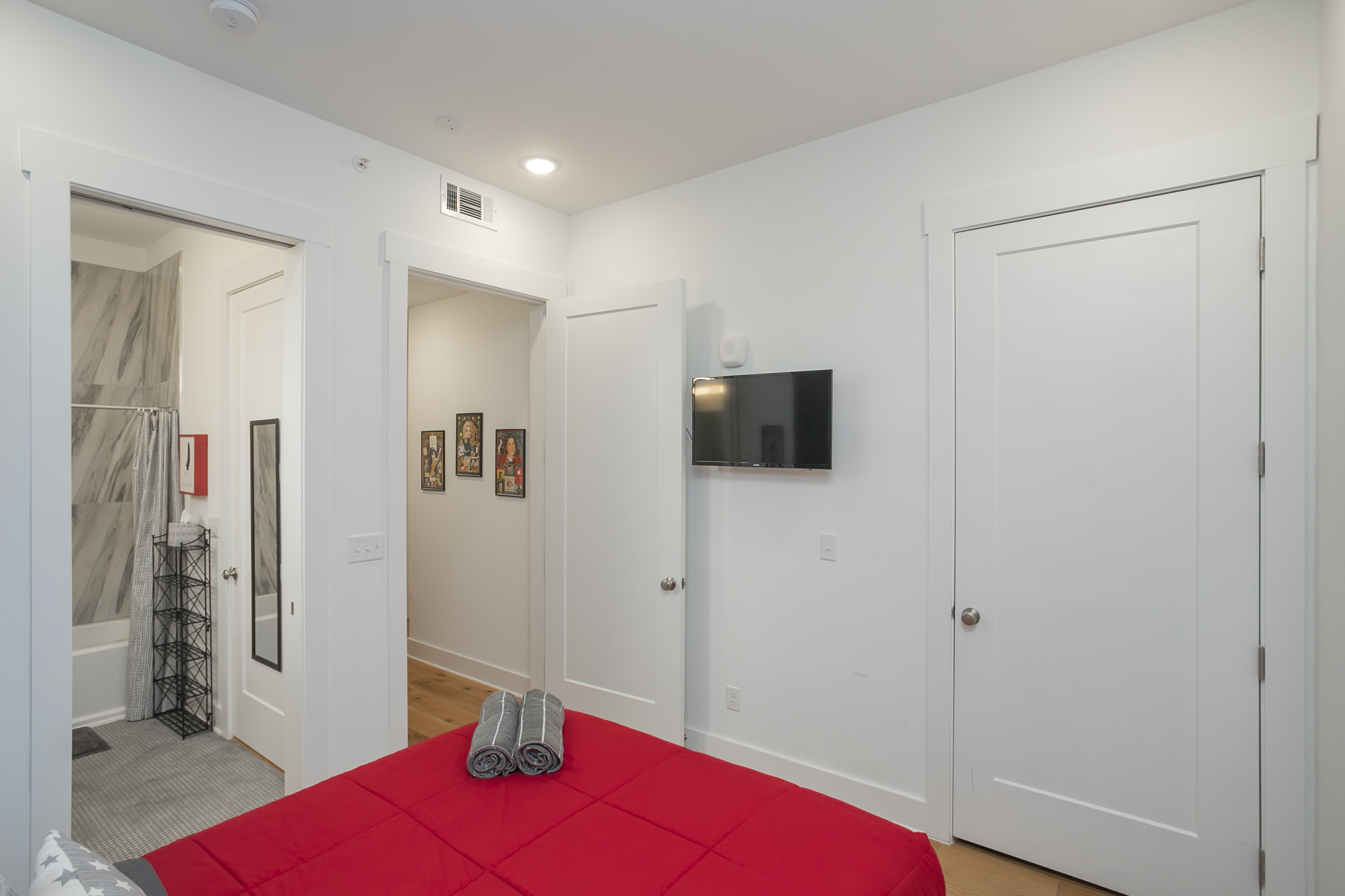 The Legends bedroom includes an ensuite bath with a shower/tub combo. Guests can also access this bathroom from the hallway.
