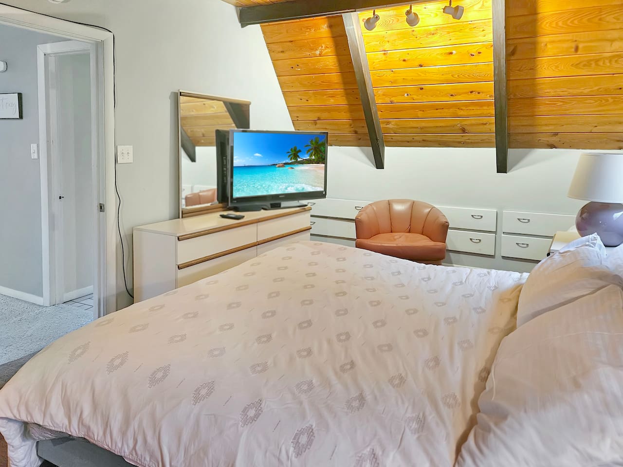 King bedroom features a 32'' Samrt TV