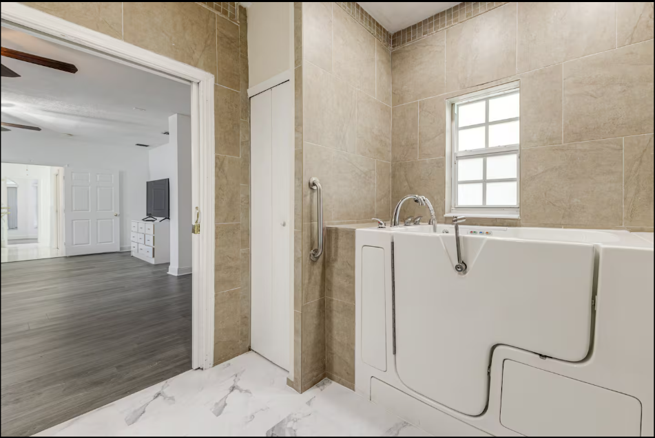 Full Bathroom - En-suite | 1st Floor