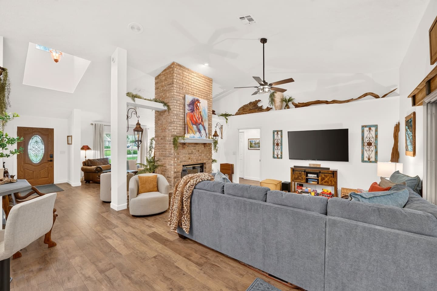 For added sleeping arrangements, this sectional features a pull out sofa bed.  Please be sure to provide an accurate guest count so we can be sure to provide adequate linens for your stay.