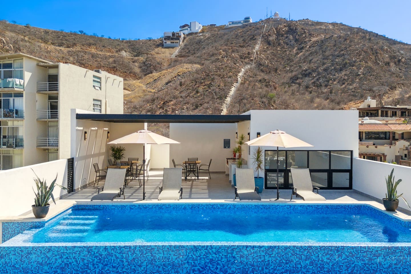 Capture stunning drone footage from the front of the pool, showcasing the gorgeous Pedregal mountains as a breathtaking backdrop to this picturesque scenery. Yes, it’s true—Pedregal is known as the Beverly Hills of Cabo San Lucas!