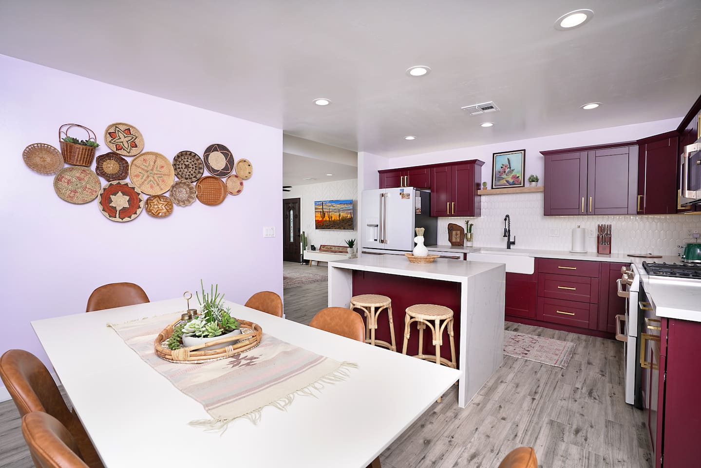 Dining & breakfast bar has room for 8 to comfortably dine.