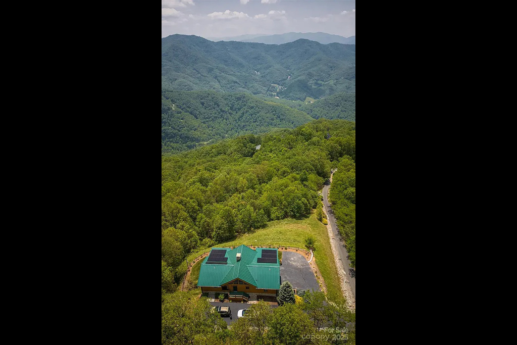 Mountain Retreat: Enjoy breathtaking views and natural beauty from this stunning rental!