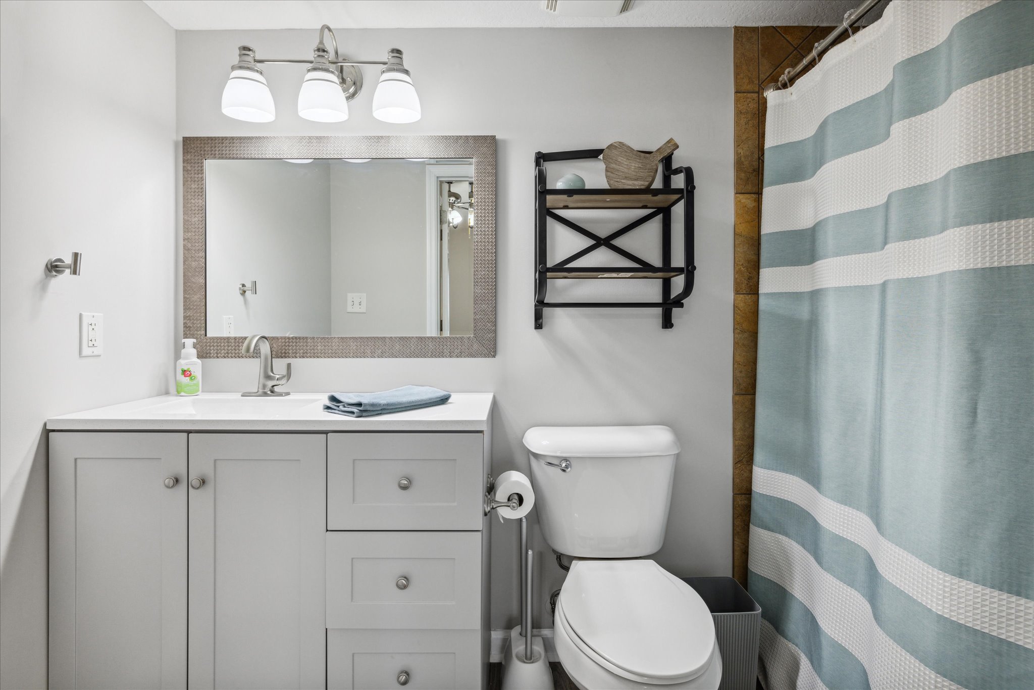 King Bathroom with walkin shower