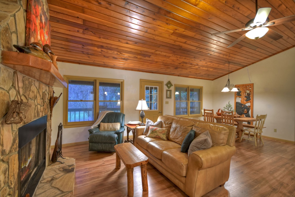 vaulted ceiling in great room