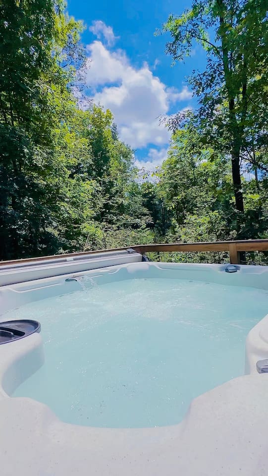 The treehouse deck offers a luxurious outdoor experience with an elevated hot tub & XL hammock seamlessly built into the deck floor. Additionally, you can enjoy the refreshing outdoor shower May 15- October 15. The hot tub is available 365 days 24/7.