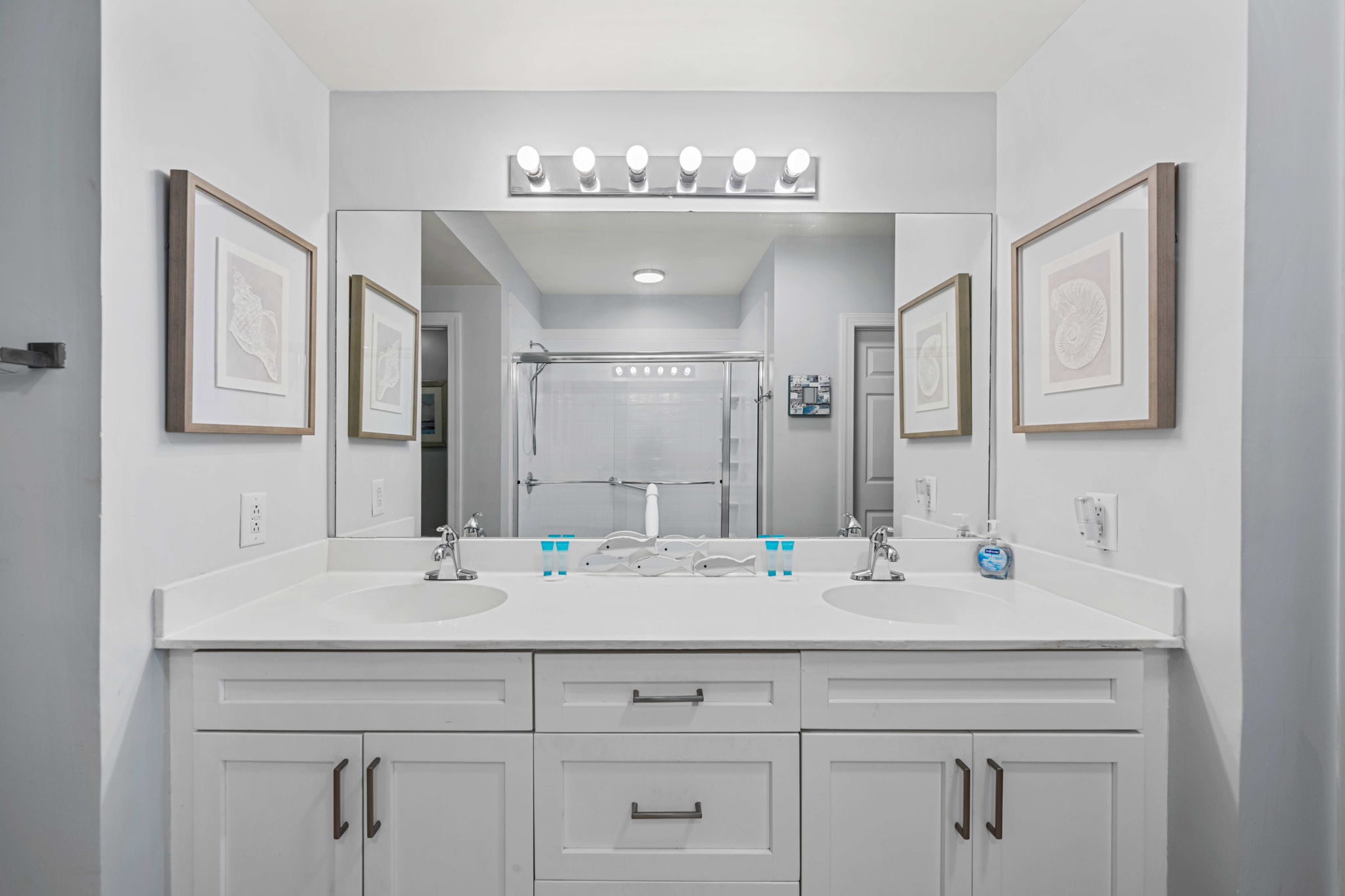 Bathroom 1: Primary ensuite bath | Sea Gull | 201 Oceanview | 1116 Ocean Blvd, Isle of Palms, SC | IOP Escapes