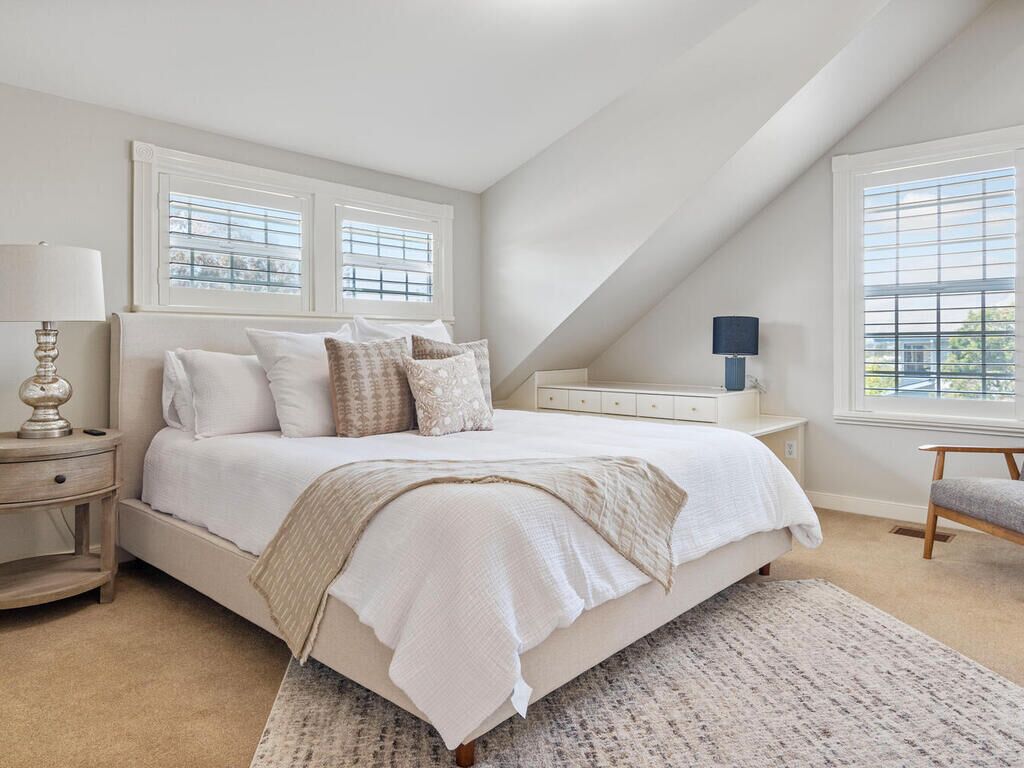 Upstairs primary bedroom