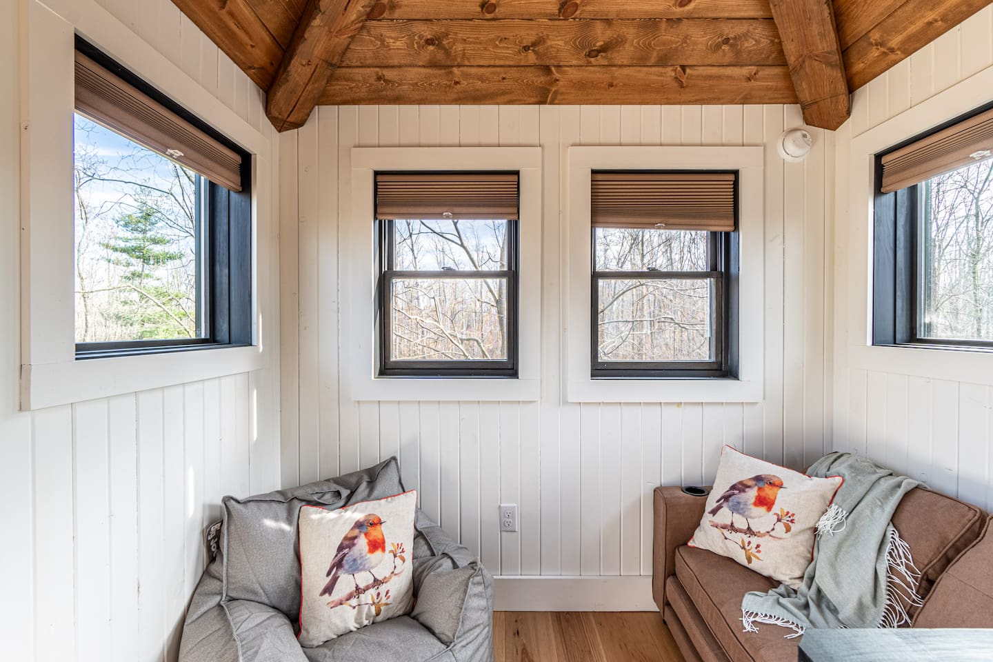 Third story lookout tower. This futon pulls out into a twin bed.
Please note: the only access is by the ships ladder.w