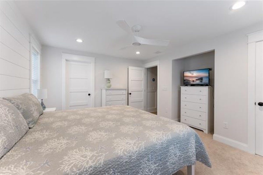 King sized bed with an ensuite bathroom