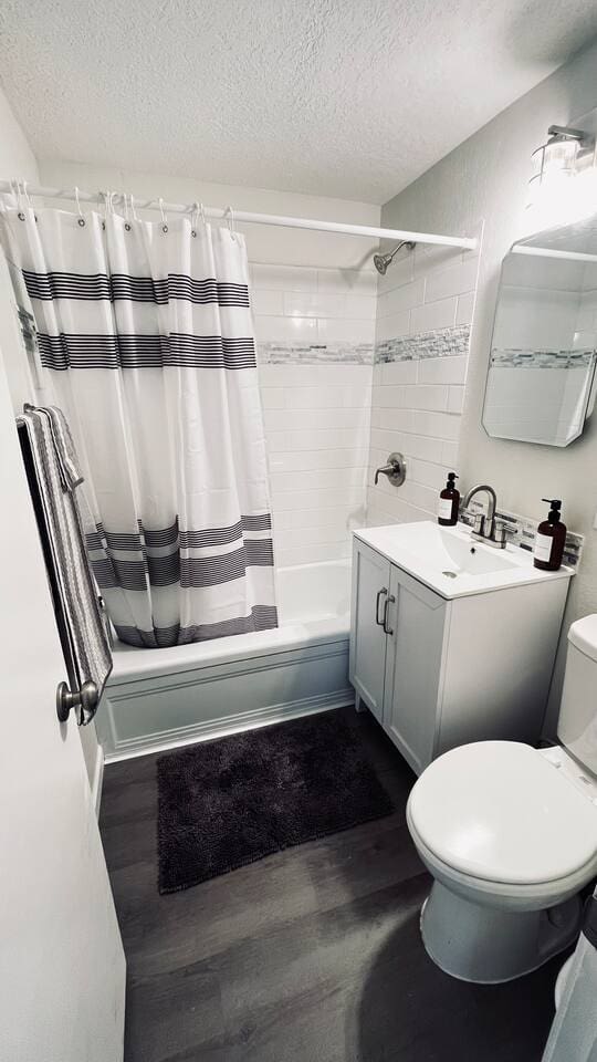 Front bath by the dining room and bedrooms