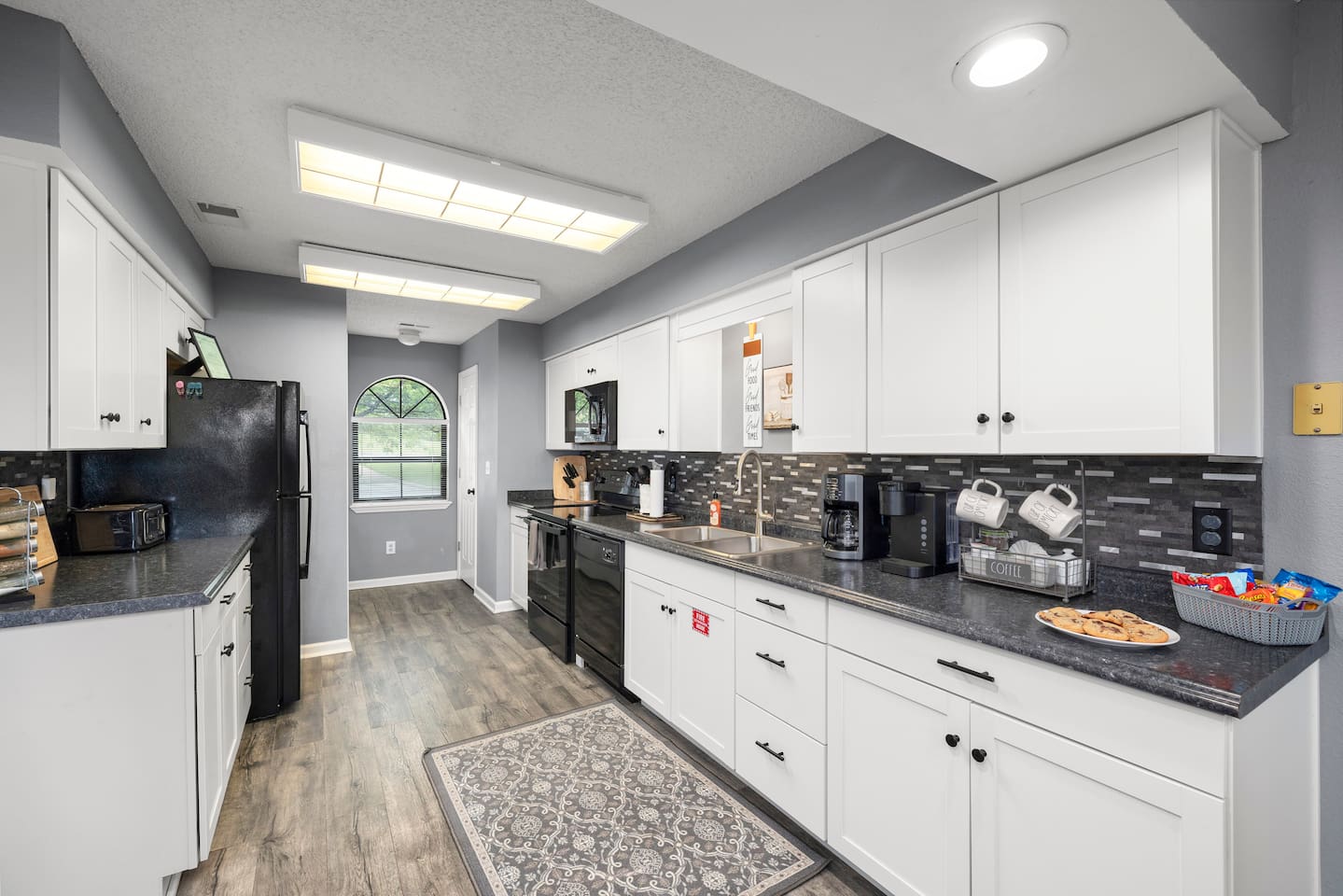 Kitchen: Modern appliances and stylish decor create the perfect cooking oasis!