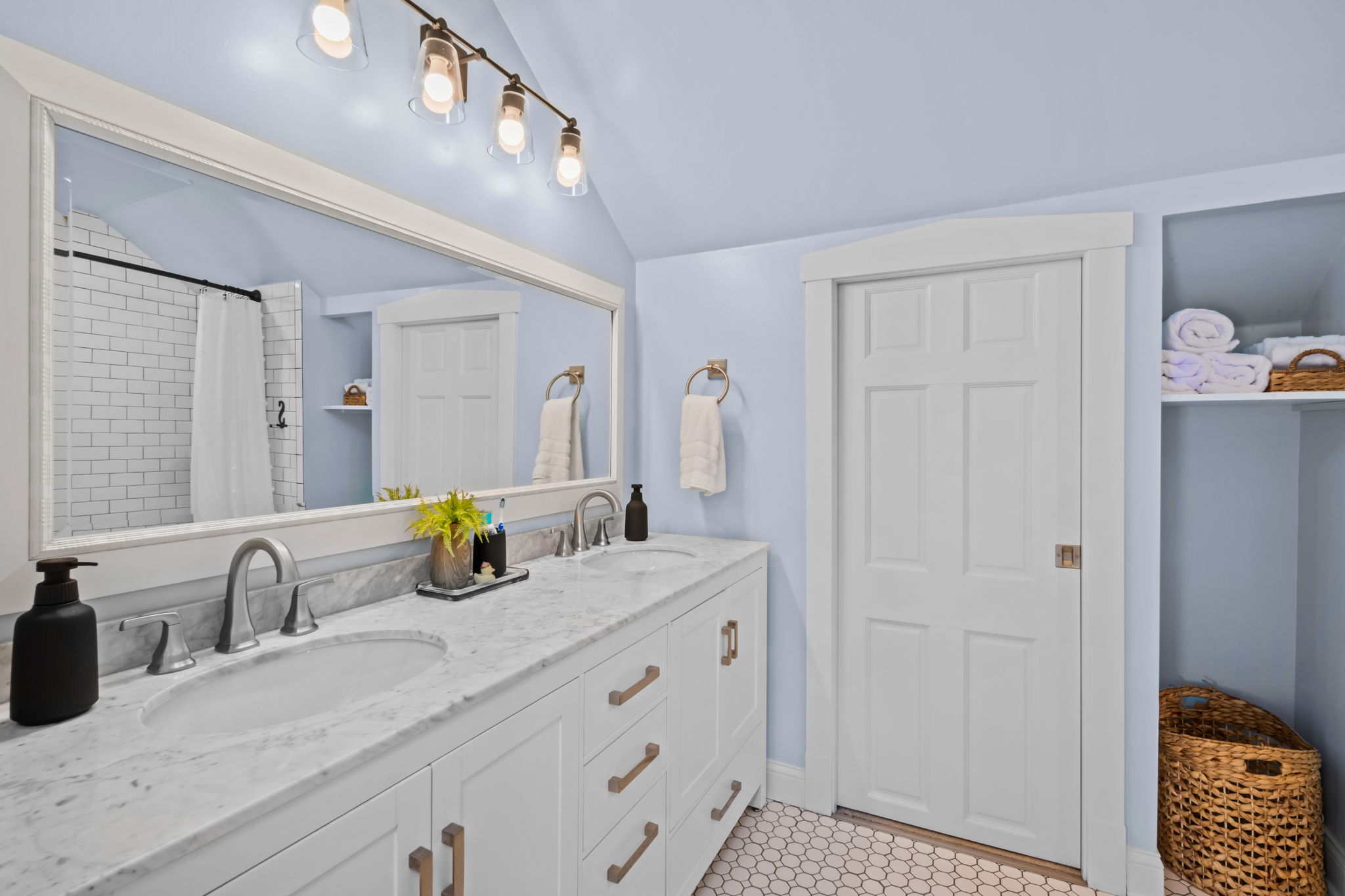 Upstairs Full Bathroom