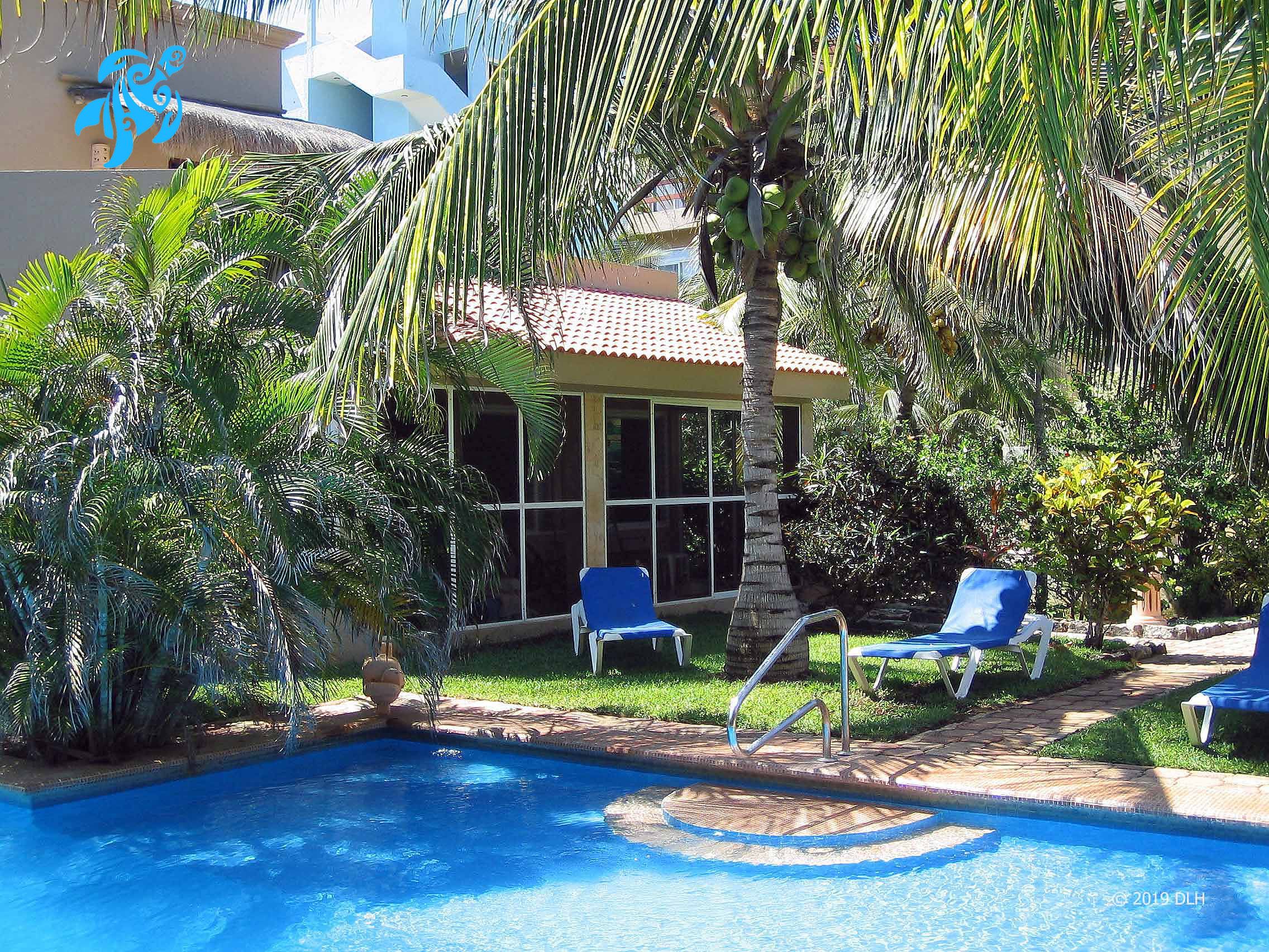 Luxury Spacious Poolside Villa, 30 steps to Beach!