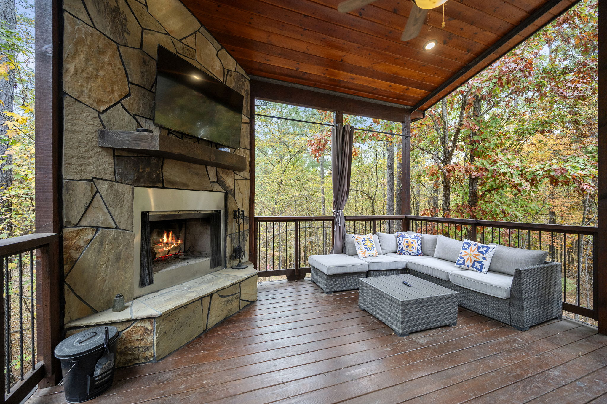 Round Here Buzz gives you room to breathe 🌲✨ A wrap around porch and a big back deck with a hot tub, outdoor fireplace, and comfy spots to sit and unwind. Kick back, soak, and enjoy every peaceful moment of your Hochatown escape 💫🔥🛁 