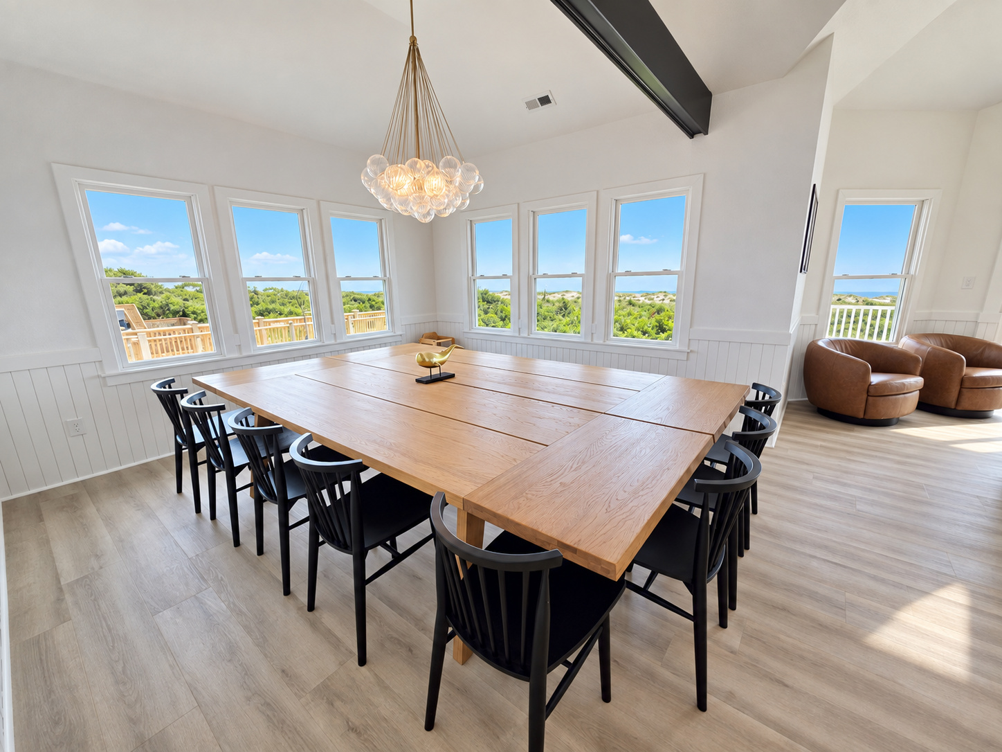 Large table for sitting 18. Five chairs and two benches. Additional 5 seats at the kitchen island. 