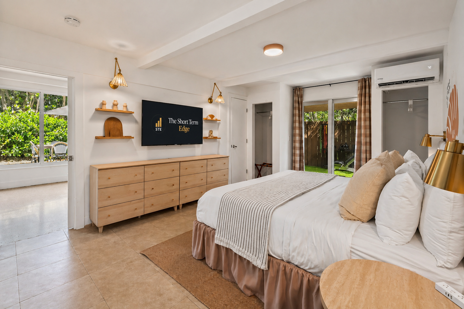 📺 Binge your favorites in the Master Suite, w/ its own private entrance!
