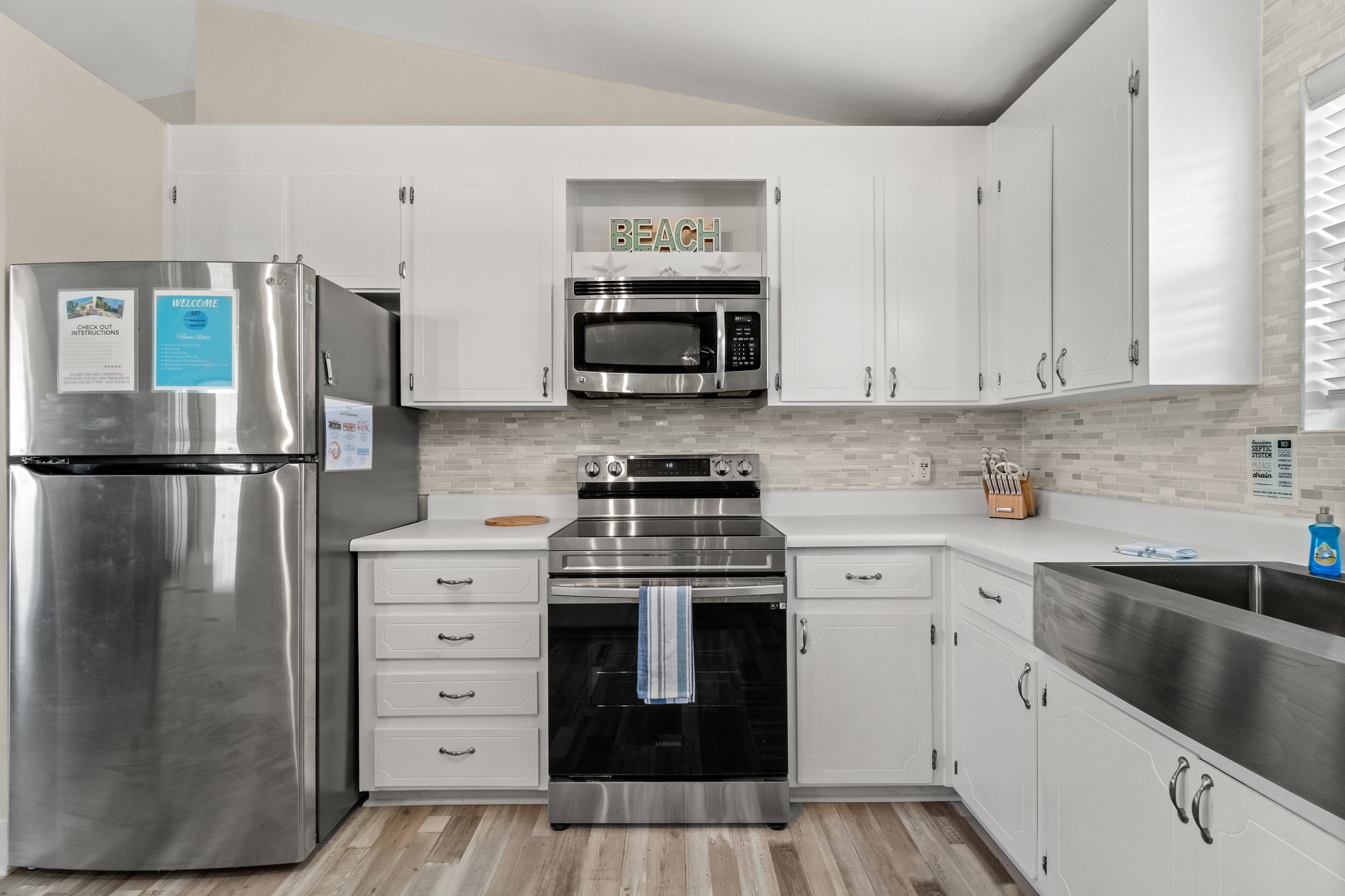 Cook up something special with all the appliances in your beach house kitchen! From refrigerator to stovetop, make mealtime a breeze.