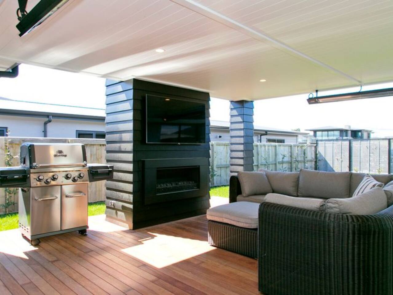 BBQ-Fire-Cosy Couch-TV-Bar Fridge 