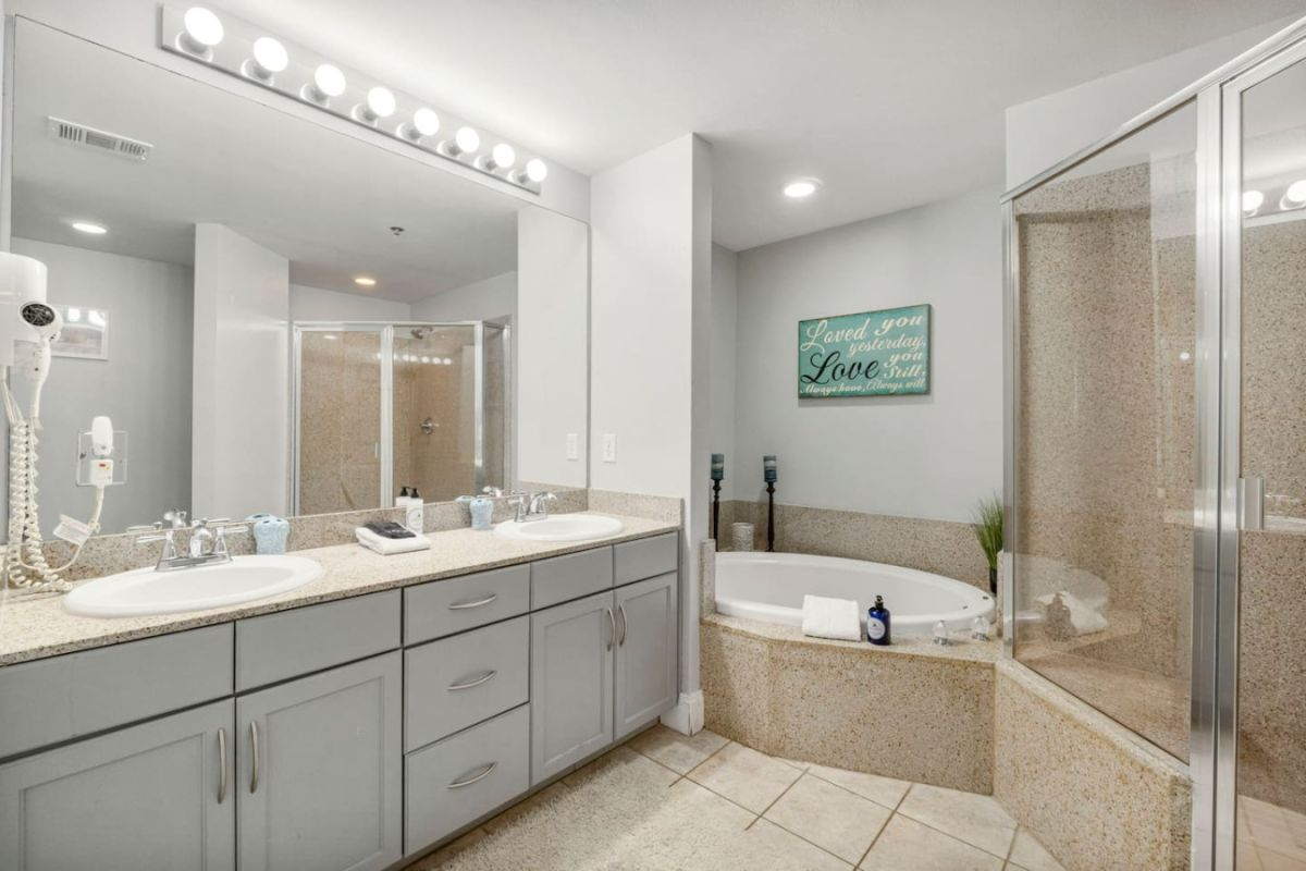 Master room bathroom