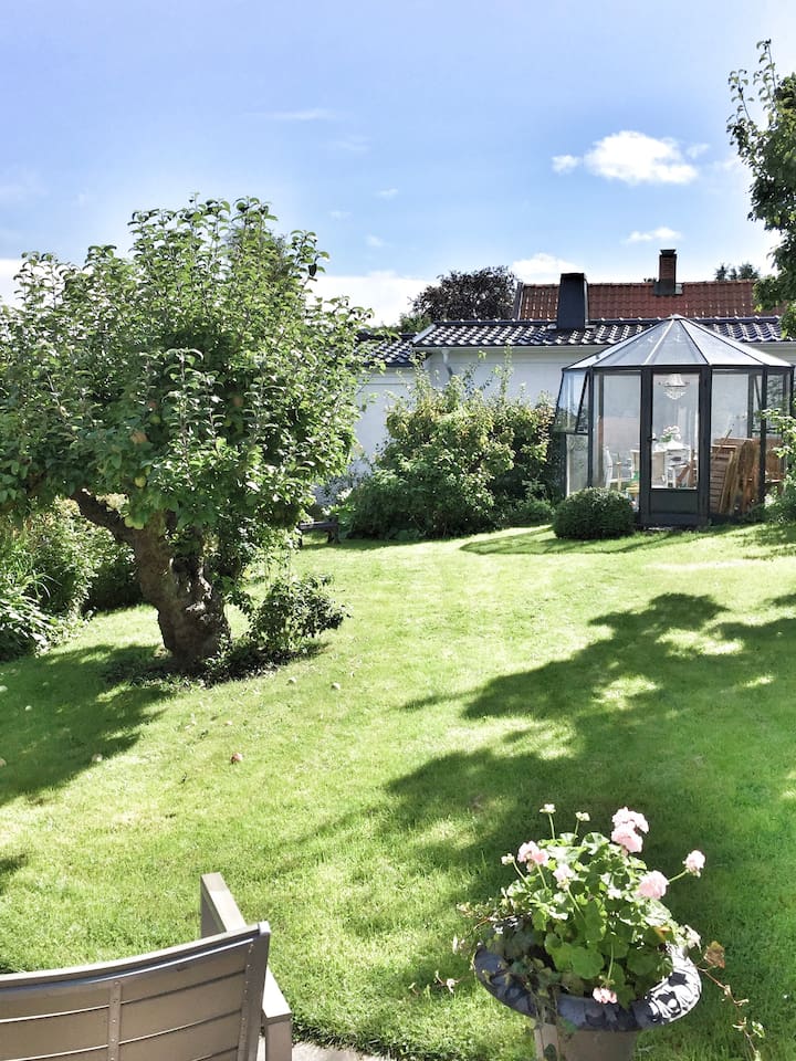 Njut av morgonkaffet från den soliga uteplatsen. 