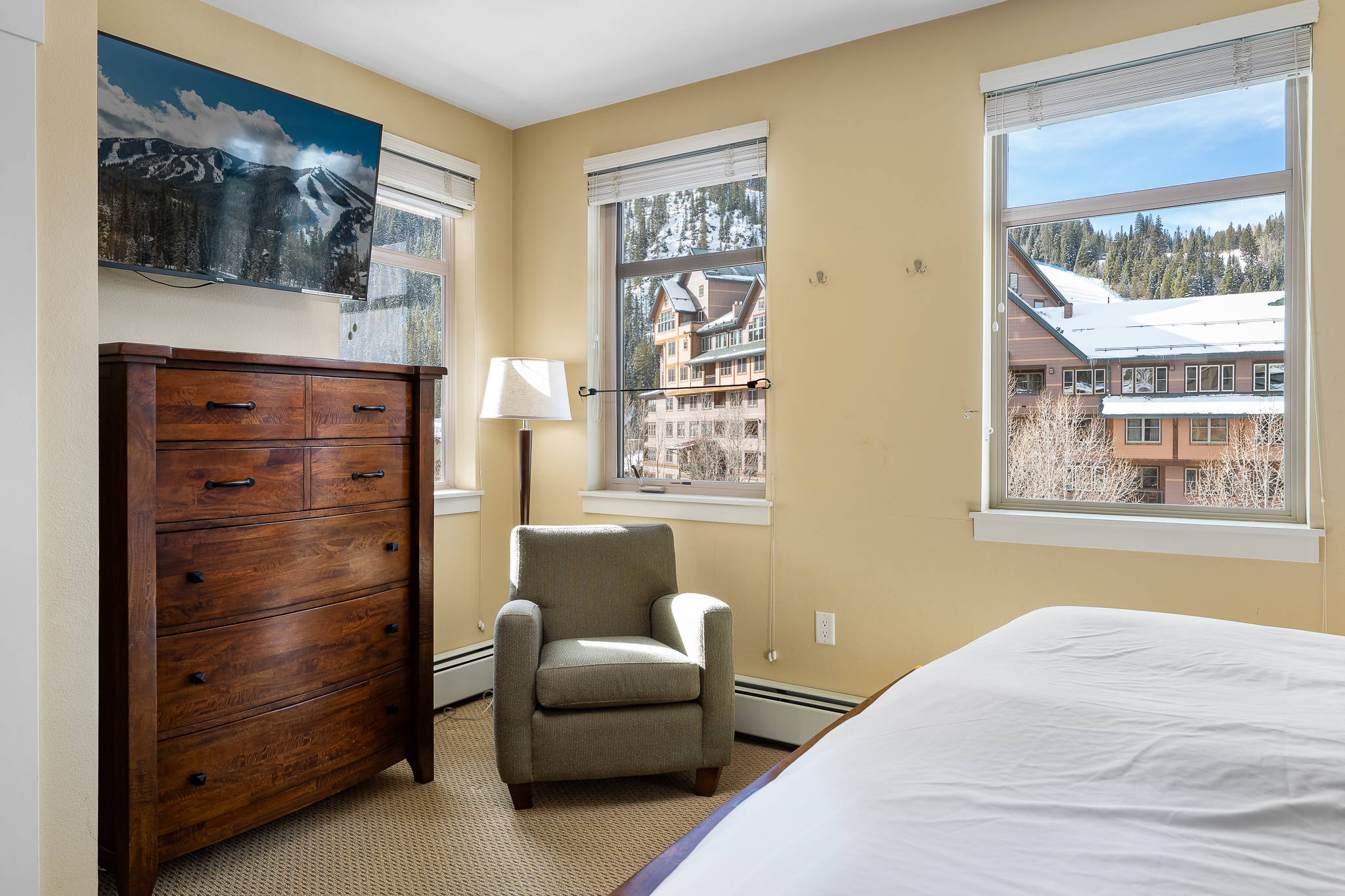Primary bedroom TV and large dresser, has one window facing towards Mary Jane