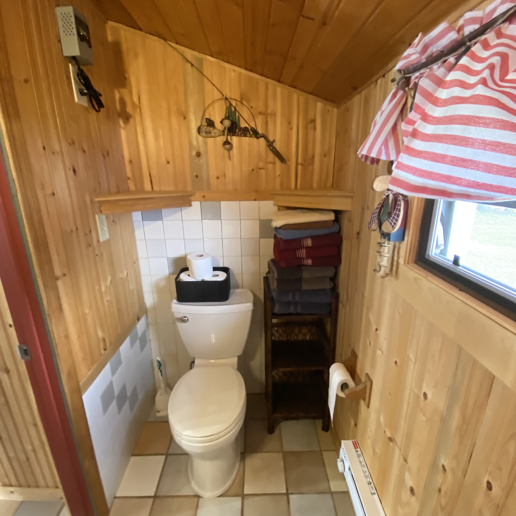 Bathroom 2nd view/ Towels provided