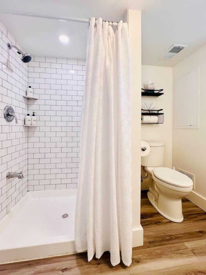 Bright and functional full bathroom, equipped with everything you need for a relaxing and convenient stay.