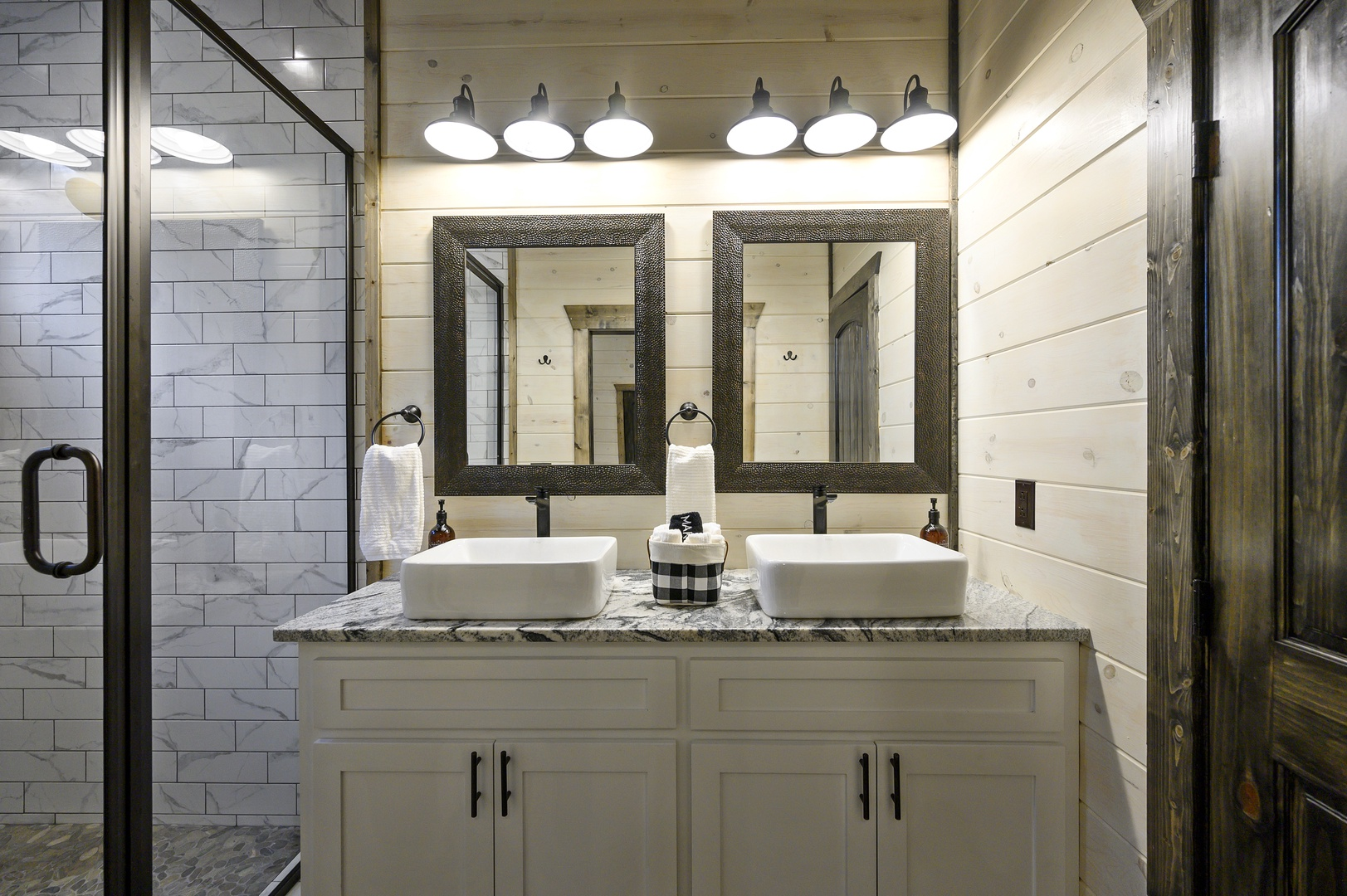 A spa-style bath with beautiful symmetry. Light a candle, run a steamy rinse, and step into the evening feeling brand new.