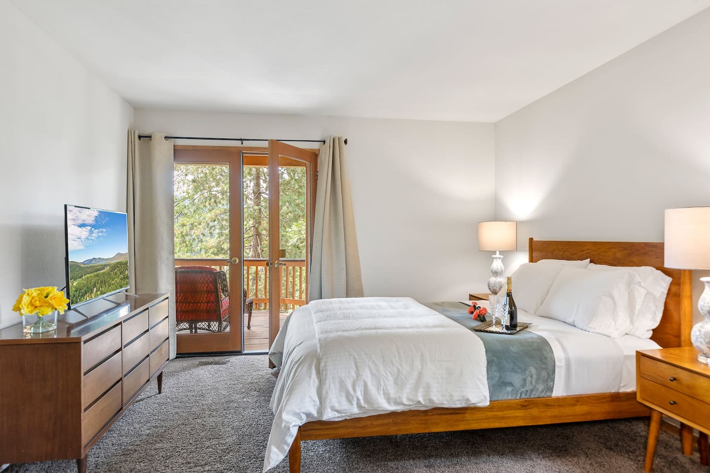 Master Bedroom with Queen Bed.