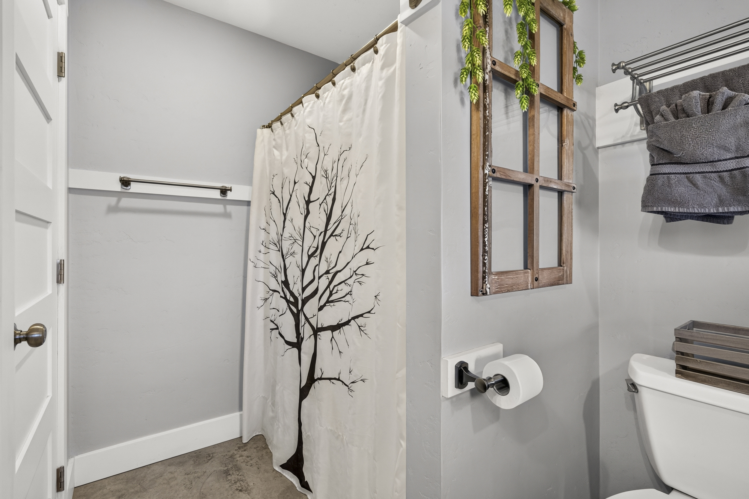 Full bathroom on main level.