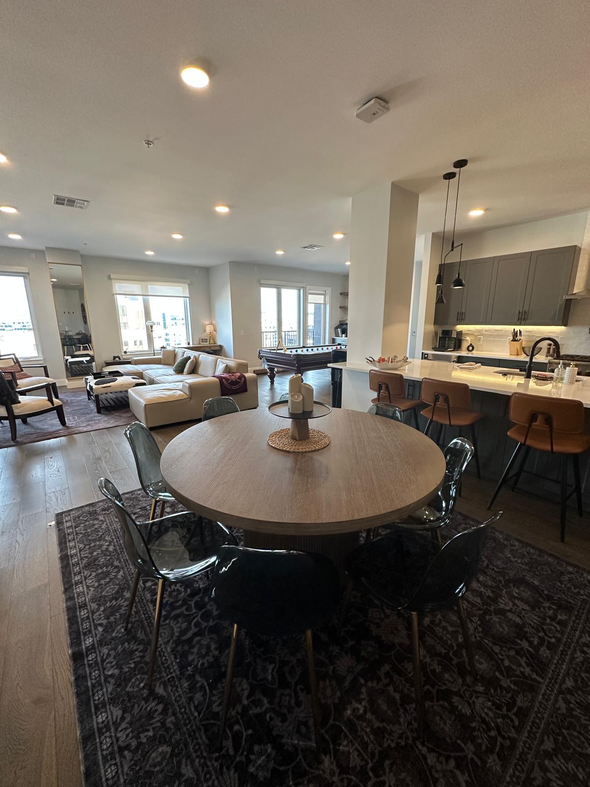 8 Seats + 4 Barstools in Dining Area