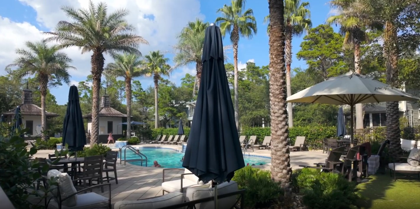 Community pool with zero entry, water features & plenty of seating