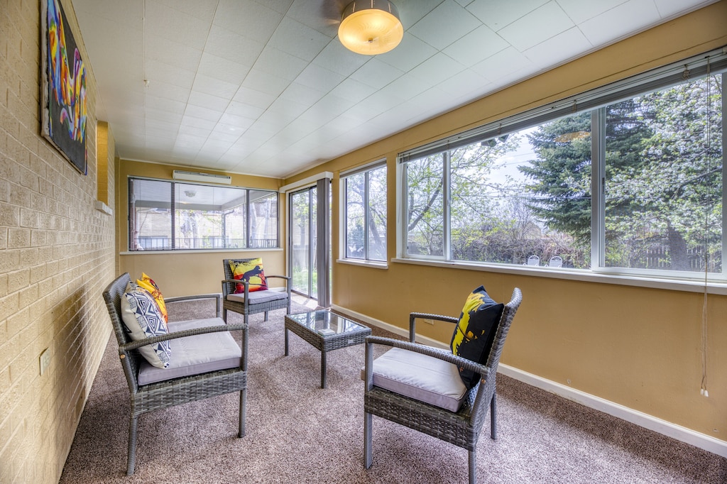 Enjoy the Panoramic views from the private sunroom.  Some guests have brought their yoga mats for use in this space.