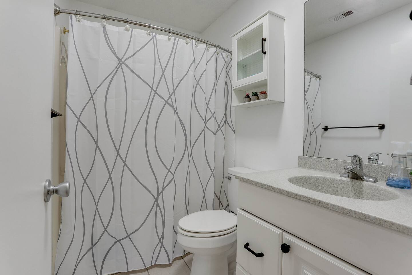 Fresh towels and washcloths are provided in the full bath, ensuring a comfortable and convenient stay.